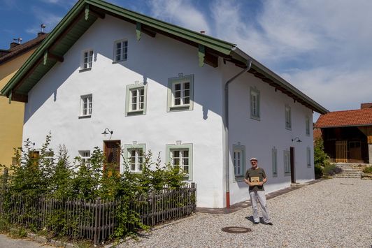 Hans Well steht vor seinem frisch renovierten "Haus des Monats"