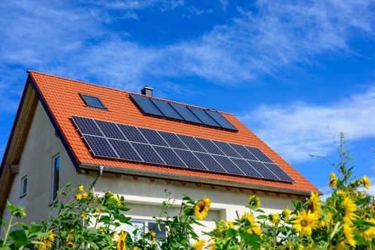 Adobe Stock 547401022 - Solarthermie auf Dach eines Einfamilienhaus