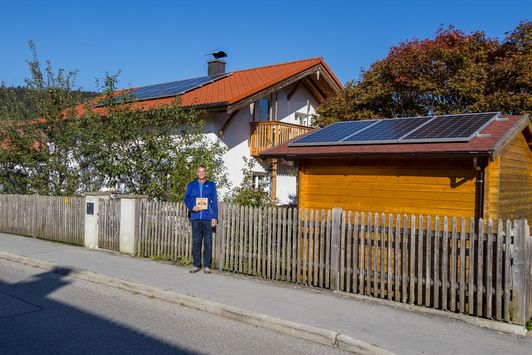 Erwin Bacher steht vor seinem "Haus des Monats"