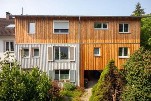 Effizienzhaus mit minimalen Energieverbrauch für drei Generationen von Familie Riedel